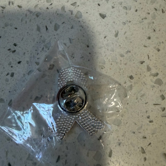 Red Awareness Ribbon Pin - Picture 2 of 3